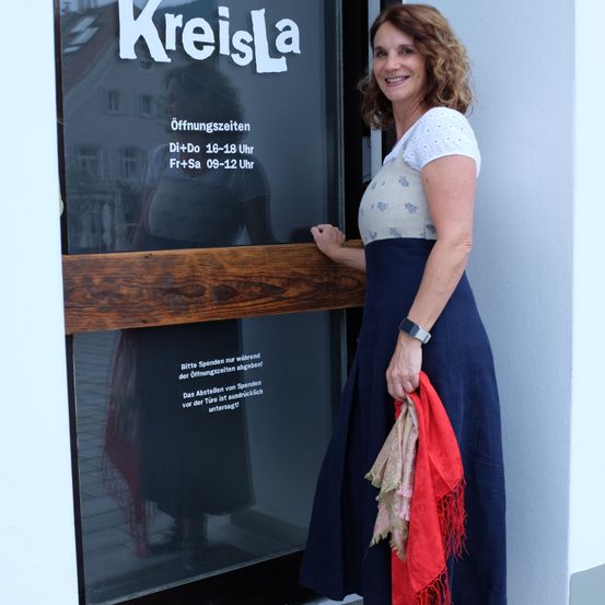 Bild enthält, Shoe, Dress, Evening Dress, Formal Wear, High Heel, Pants, Adult, Female, Person, Woman