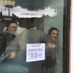 Bild enthält, Outdoors, Shelter, Face, Photography, Portrait, Coat, City, Street, Urban, Glasses