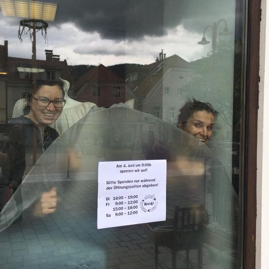 Bild enthält, Outdoors, Shelter, Face, Photography, Portrait, Coat, City, Street, Urban, Glasses