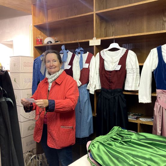 Bild enthält, Adult, Female, Person, Woman, Face, Furniture, Coat, Indoors, Jeans, Shop