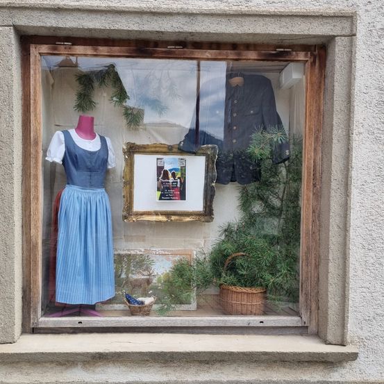 Bild enthält, Person, Shop, Adult, Male, Man, Art, Painting, Window