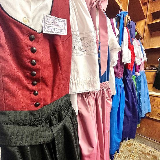 Bild enthält, Blouse, Clothing, Coat, Vest, Jeans, Pants, Person, Furniture