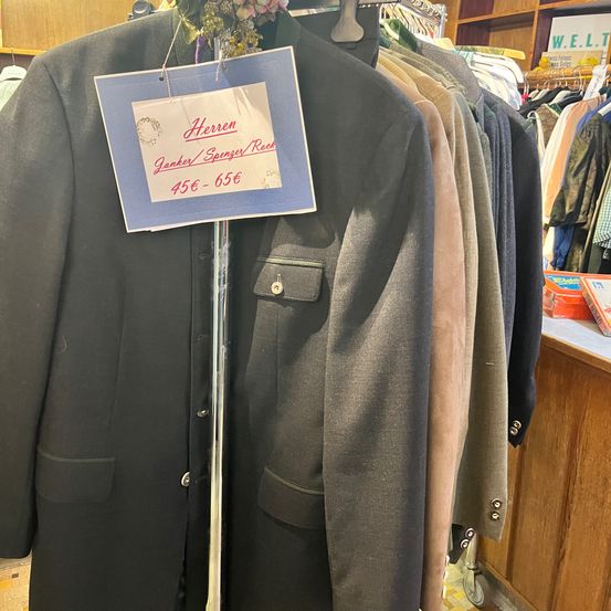 Bild enthält, Clothing, Coat, Jacket, Blazer, Overcoat