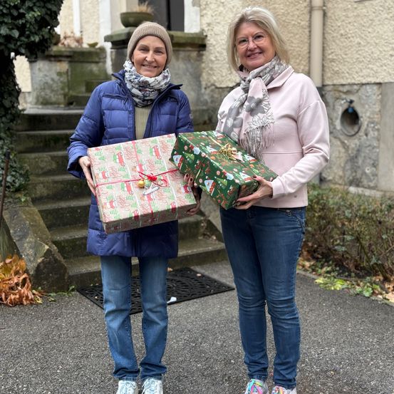 Bild enthält, Pants, Jeans, Shoe, Adult, Female, Person, Woman, Girl, Teen, Jacket