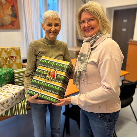 Bild enthält, Pants, Adult, Female, Person, Woman, Jeans, Face, Coat, Shoe, Box