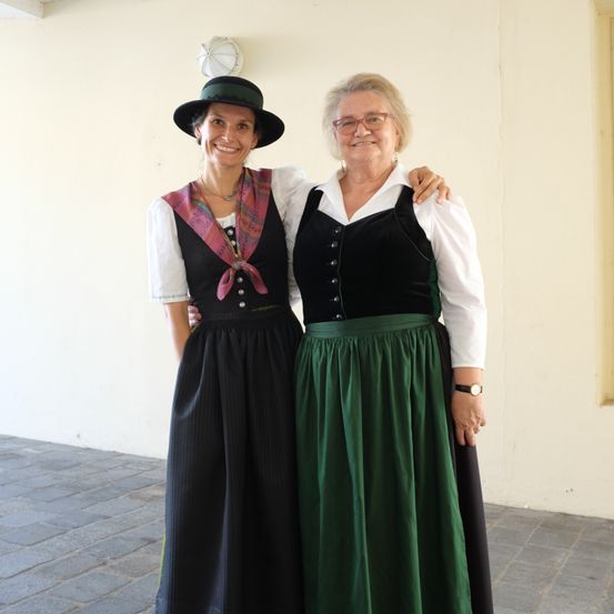 Bild enthält, Lady, Person, Adult, Female, Woman, Dress, Skirt, Face, Portrait, Hat