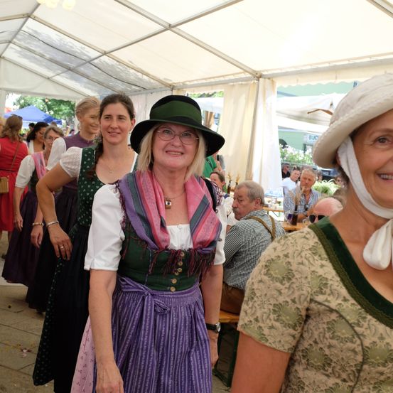 Bild enthält, Hat, Person, Portrait, Adult, Female, Woman, Costume, Dress, Handbag, Glasses