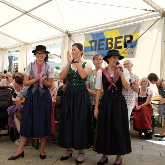 Bild enthält, Adult, Female, Person, Woman, Dress, Formal Wear, Skirt, Hat, Handbag, Shoe