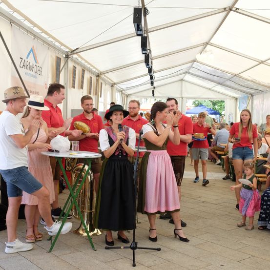 Bild enthält, Shorts, Skirt, Adult, Female, Person, Woman, People, Male, Man, Shoe