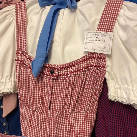 Bild enthält, Blouse, Clothing, Shirt, Scarf, Pants, Jeans