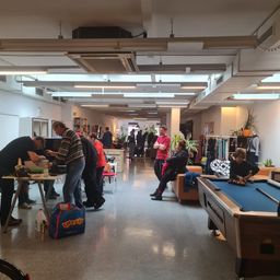 Bild enthält, Furniture, Table, Indoors, Adult, Male, Man, Person, Handbag, Shoe, Face