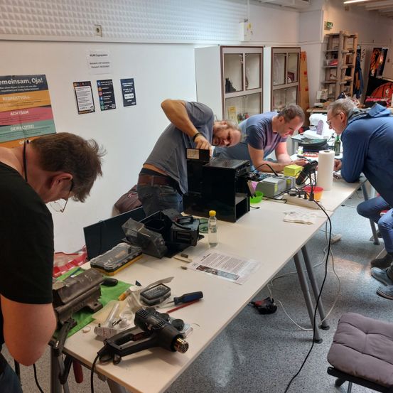Bild enthält, Furniture, Table, Desk, Adult, Male, Man, Person, Factory, Manufacturing, Workshop