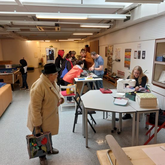 Bild enthält, Plywood, Wood, Table, Adult, Male, Man, Person, Female, Woman, School