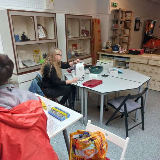 Bild enthält, Furniture, Table, Adult, Female, Person, Woman, Desk, Chair, Plywood, Wood