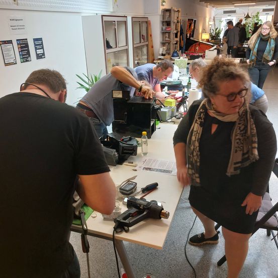Bild enthält, Adult, Male, Man, Person, Female, Woman, Indoors, Table, Jeans, Shoe