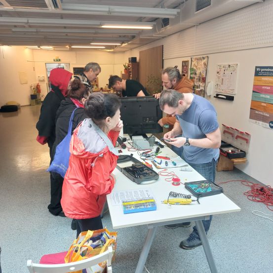 Bild enthält, Furniture, Table, Desk, Adult, Male, Man, Person, Factory, Chair, Manufacturing