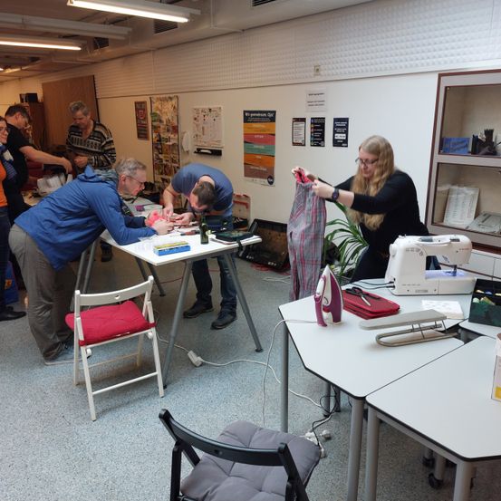 Bild enthält, Adult, Female, Person, Woman, Furniture, Table, Male, Man, Chair, Desk