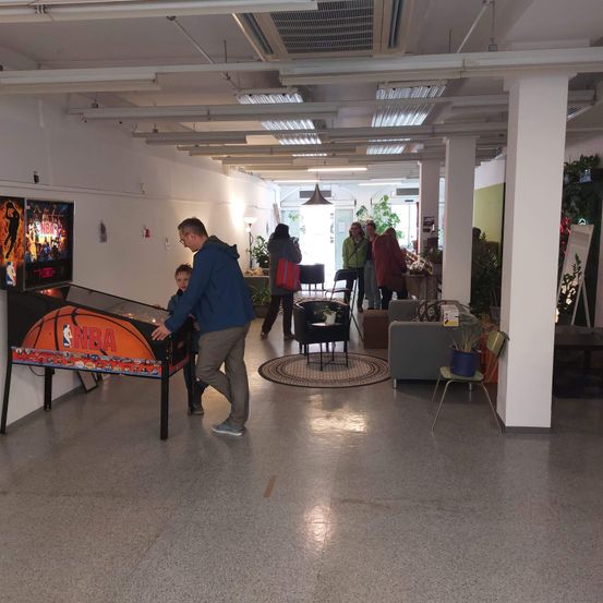 Bild enthält, Floor, Flooring, Indoors, Building, Adult, Male, Man, Person, Foyer, Furniture