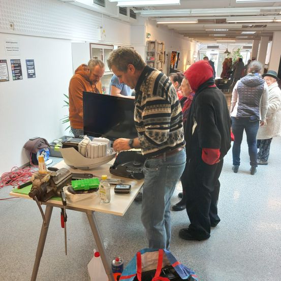 Bild enthält, Table, Desk, Pants, Jeans, Adult, Male, Man, Person, Computer Hardware, Screen