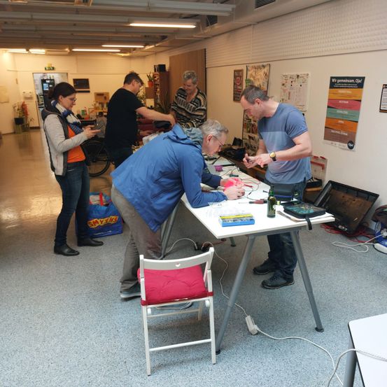 Bild enthält, Furniture, Table, Desk, Adult, Male, Man, Person, Chair, Dining Table, Jeans