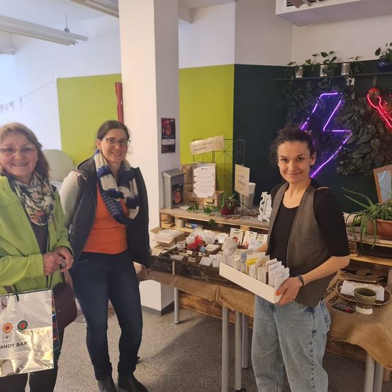 Bild enthält, Table, Adult, Female, Person, Woman, Pants, Desk, Jacket, People, Restaurant