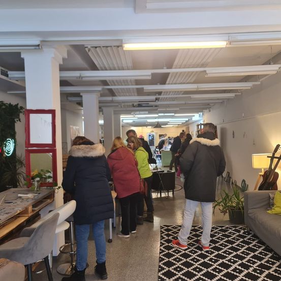 Bild enthält, Indoors, Adult, Female, Person, Woman, Furniture, Lounge, Foyer, Coat, Shoe