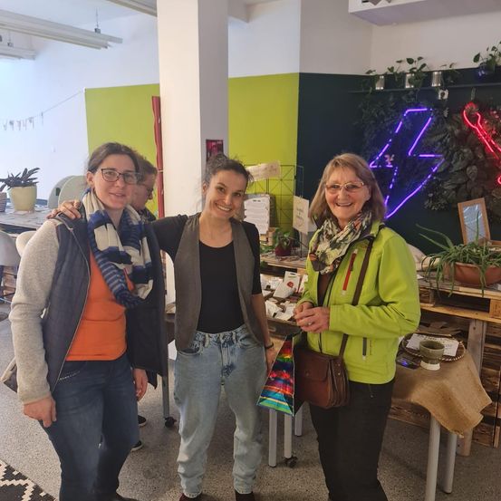 Bild enthält, Pants, People, Person, Jeans, Coat, Photobombing, Urban, Adult, Female, Woman