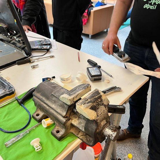 Bild enthält, Adult, Male, Man, Person, Screwdriver, Tool, Building, Factory, Manufacturing, Workshop