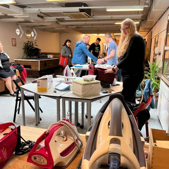 Bild enthält, Adult, Female, Person, Woman, Indoors, Face, Head, Market