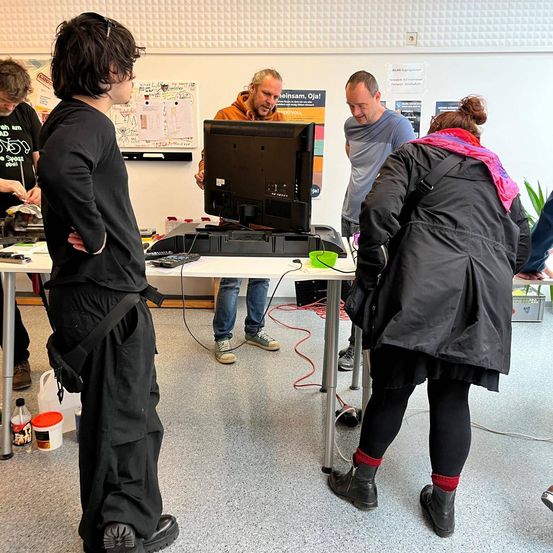 Bild enthält, Desk, Furniture, Table, Adult, Male, Man, Person, Standing Desk, Coat, Monitor