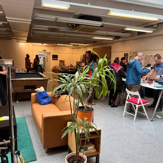 Bild enthält, Indoors, Building, Furniture, Lounge, Adult, Male, Man, Person, Plant, Foyer