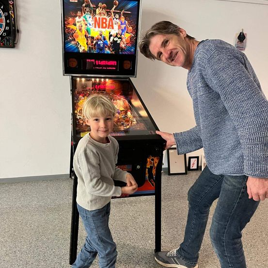 Bild enthält, Pants, Adult, Male, Man, Person, Boy, Child, Jeans, Urban, Arcade Game Machine