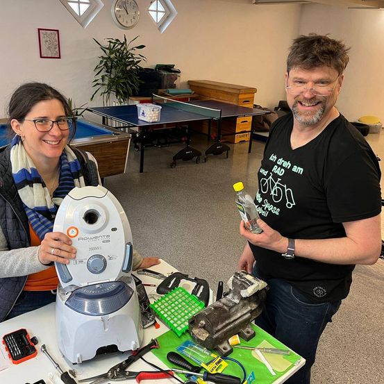 Bild enthält, Furniture, Table, Adult, Female, Person, Woman, Laboratory, Face, Head, Indoors