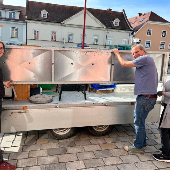 Bild enthält, Jeans, Pants, Coat, Adult, Male, Man, Person, Female, Woman, Shoe