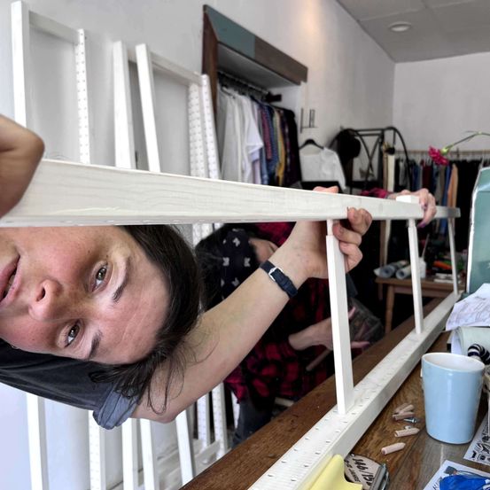 Bild enthält, Wood, Person, Furniture, Face, Head, Plywood, Shelf