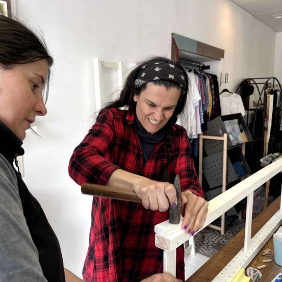 Bild enthält, Adult, Female, Person, Woman, Face, Head, Hammer, Tool, Shop, Indoors