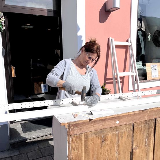 Bild enthält, Furniture, Table, Desk, Device, Hammer, Tool