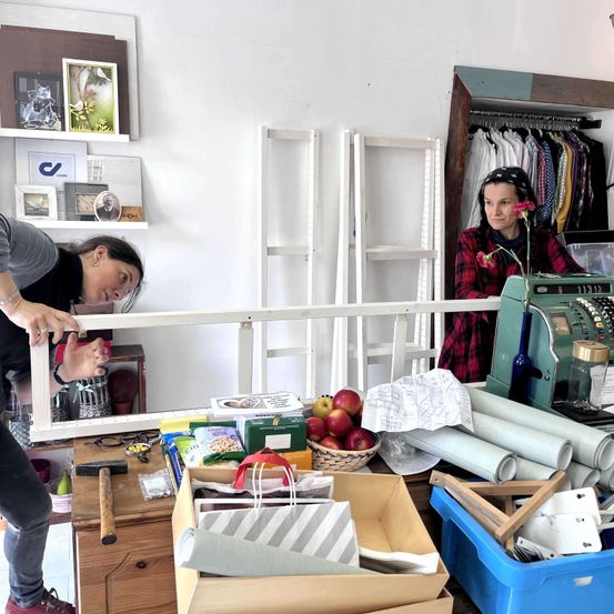 Bild enthält, Person, Furniture, Table, Adult, Male, Man, Factory, Workshop, Face, Hammer