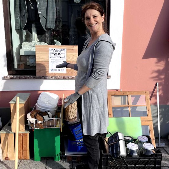 Bild enthält, Shoe, Glove, Coat, Pants, Handbag, Person, Plywood, Wood, Box, Face