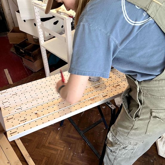 Bild enthält, Person, Woodworking, Furniture, Table