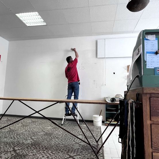 Bild enthält, Home Renovation Work, Person, Clothing, Jeans, Pants, Indoors, Interior Design