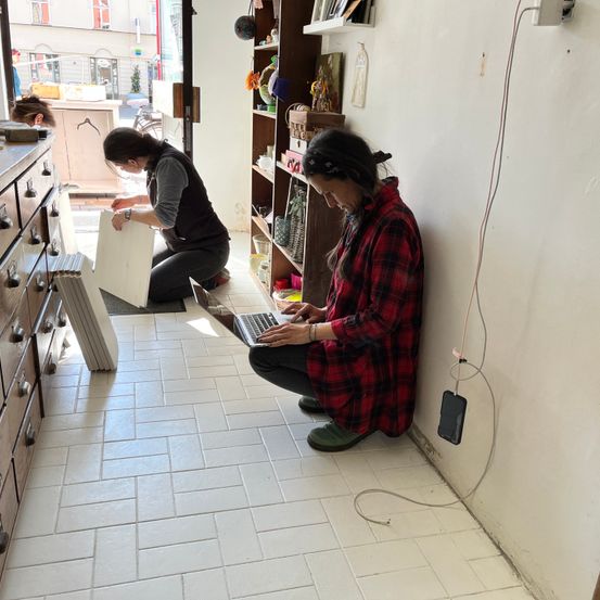 Bild enthält, Adult, Female, Person, Woman, Floor, Indoors, Interior Design, Footwear, Shoe, Face