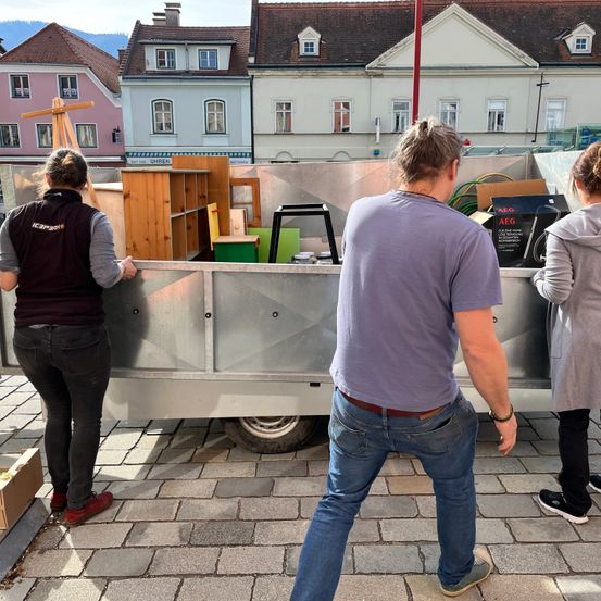 Bild enthält, Jeans, Pants, Adult, Male, Man, Person, Female, Woman, Coat, Shoe