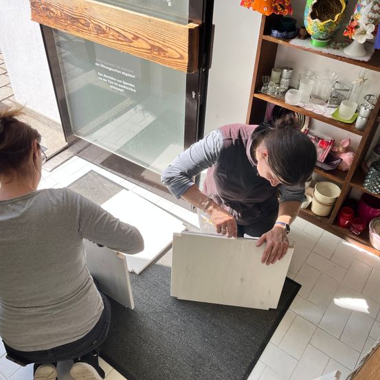 Bild enthält, Adult, Female, Person, Woman, Indoors, Footwear, Shoe, Face, Head, Table
