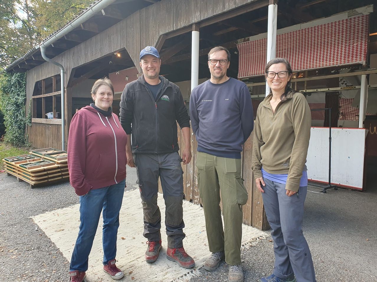 Bild enthält, Pants, People, Person, Wood, Groupshot, Jeans, Shelter, Adult, Male, Man