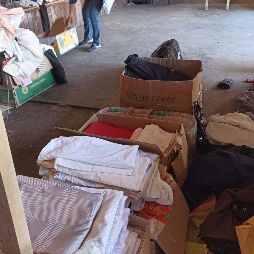 Bild enthält, Adult, Female, Person, Woman, Footwear, Shoe, Package, Jeans, Indoors, Handbag