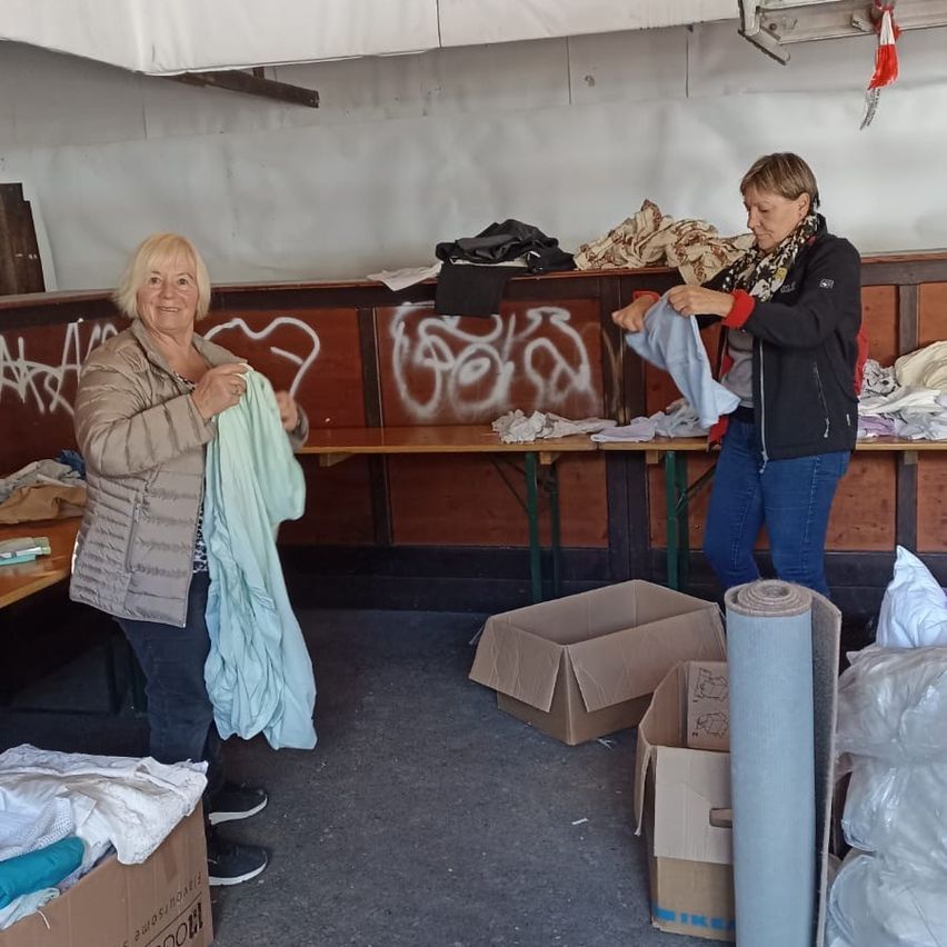 Bild enthält, Adult, Female, Person, Woman, Pants, Shelter, Floor, Box, Photography, Portrait
