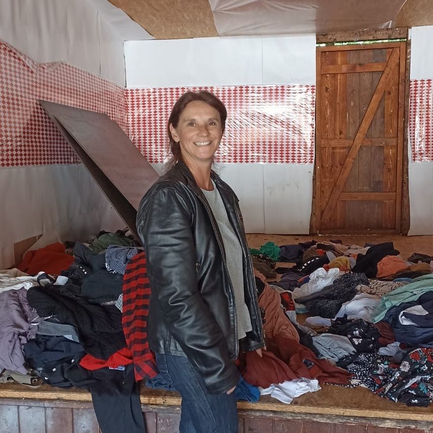 Bild enthält, Clothing, Pants, Jacket, Adult, Male, Man, Person, Sitting, Box, Standing