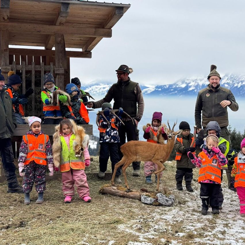 Bild enthält, Outdoors, Shelter, People, Person, Adult, Male, Man, Nature, Child, Girl