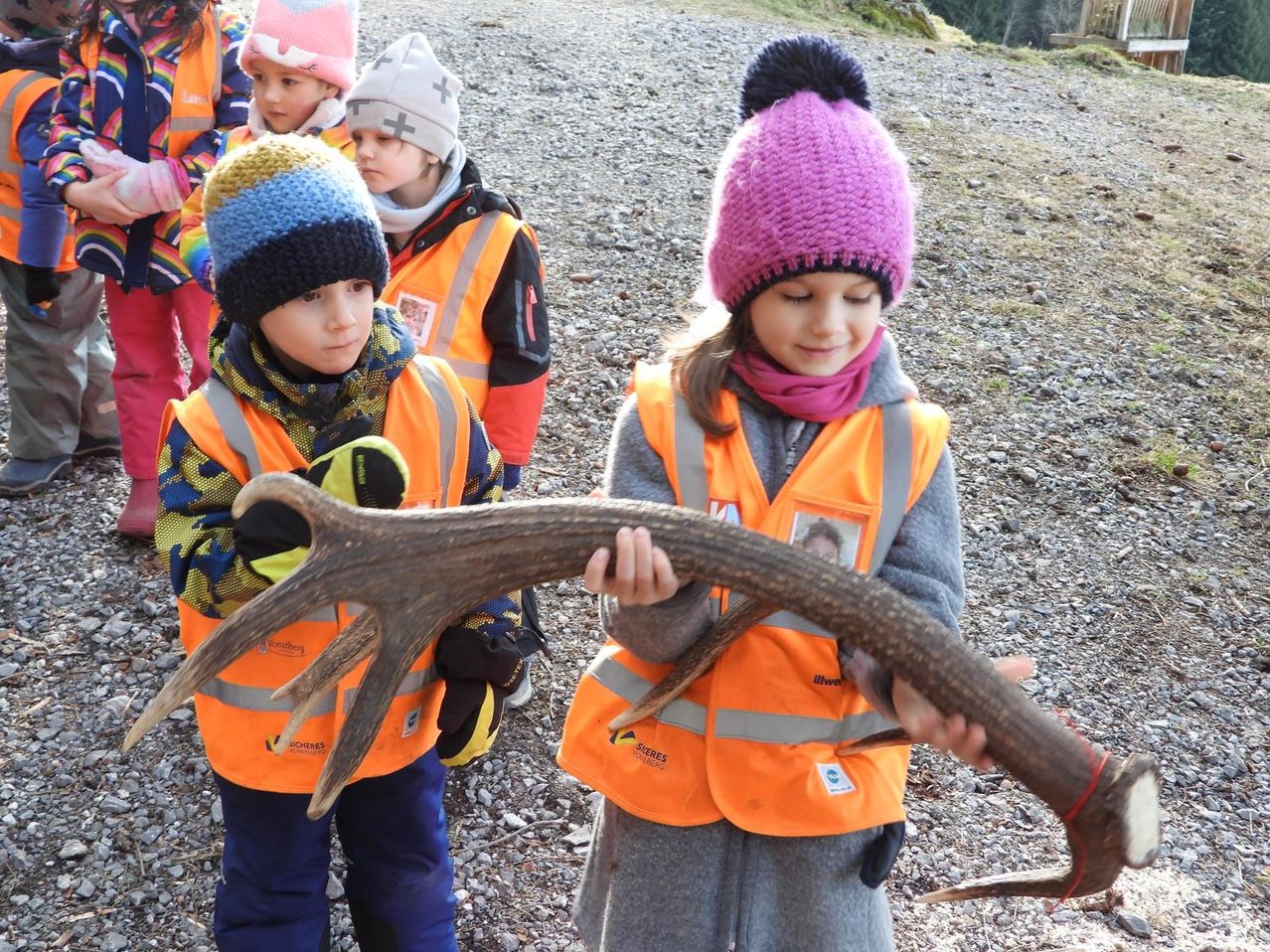 Bild enthält, Cap, Hat, Photography, Portrait, Coat, Jacket, Antler, Soil, Rock, Lifejacket
